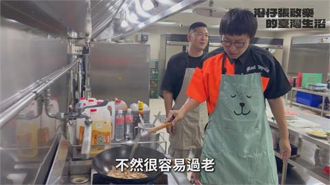 香港演員到日照中心當志工　長輩讚「這道菜」：比我做得好吃