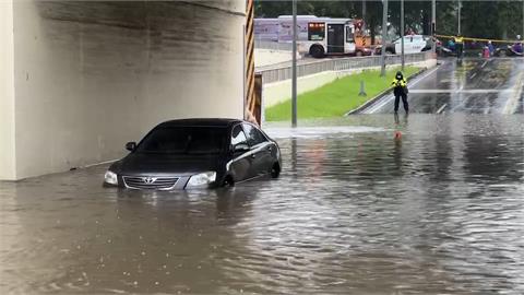 快新聞／豪大雨襲台南！轎車在淹水地下道熄火　5警推車助脫困
