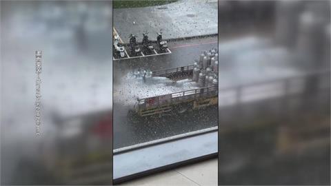 大卡車載滿瓦斯鋼瓶! 民眾直擊"東倒西歪"竄濃煙繼續開