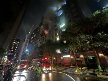 快新聞／林口社區大樓晚間突竄火舌　消防局急派46車、108人前往搶救