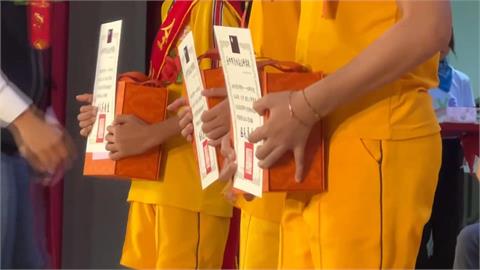 台中畢典清水區長獎全是簡體字　家長批品質有疑慮