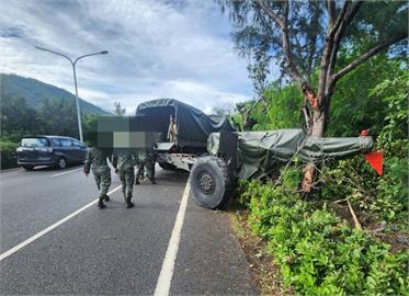 國軍天雷操演前夕　43砲指部建置砲陣地軍卡自撞路樹