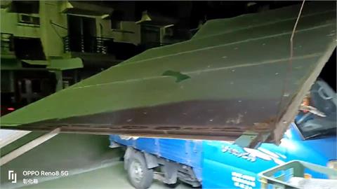 風真透！彰化二林車庫遮陽棚遭吹垮 福興30公斤橡膠板砸鐵門
