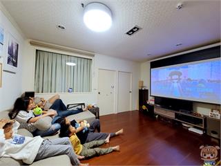三機一體! 阿拉丁「popIn Aladdin智能投影燈」投影、音響、照明合一，融入居家布置很OK~