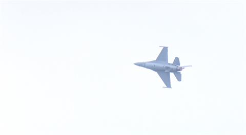 嘉義空軍水上基地「對外展演」　今年僅此一場！F-16V不畏風雨炫技