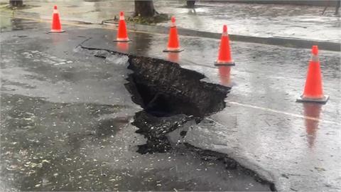 快新聞／裂開！高雄大學旁驚見「巨大坑洞」路基碎石全露　道路封閉中
