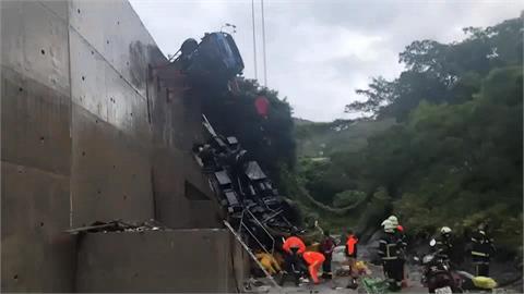 驚悚！　拖吊車拖拋錨車輛翻落10米橋下　釀2傷