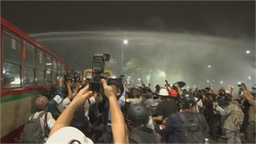 曼谷示威水砲車鎮壓　警方：抱歉，是誤射！