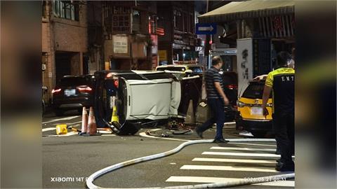 基隆拒檢騎士狂逃！警車追逐遭攔腰撞翻　衝擊畫面曝光