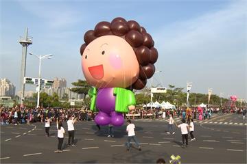 巨大花媽現身氣球大遊行 連陳菊本人都驚嘆