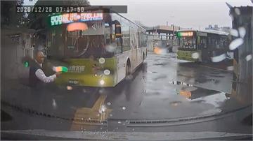 公車忘拉手煞車滑動 司機「肉身擋車」遭夾擊