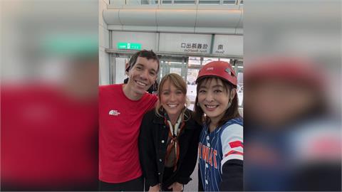 綜合(影)／霍諾德成功登頂101賈永婕超嗨！笑說沒有要選舉　呼籲民眾「不要硬上」