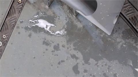 高雄輕軌車廂內「下小雨」　柏油路面裂縫竟冒泡