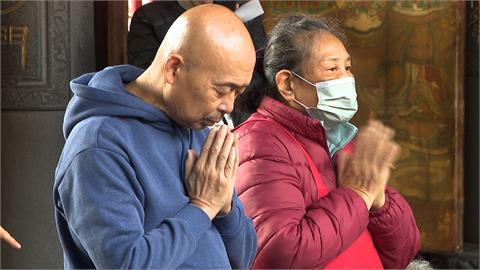 龍山寺點燈再現板凳海！　800張號碼牌半小時搶光