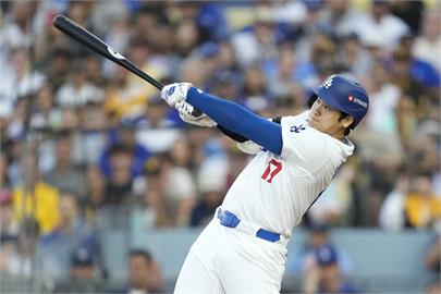 MLB（影）／大谷翔平季後賽第一轟出爐！轟出3分砲　霸氣甩棒怒吼跑壘