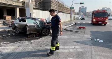驚悚一幕！高雄轎車自撞竄火「車頭爛毀」　駕駛OHCA急送醫