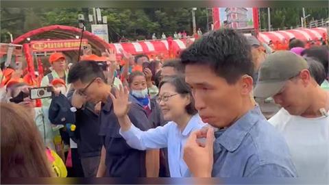 粉紅超跑回鑾換豪華大轎　「她」現身隨香接駕掀轟動