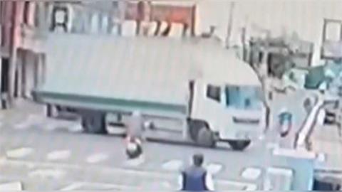 彰化騎士撞上大貨車送醫不治! 苗栗17歲騎士摔水溝昏迷