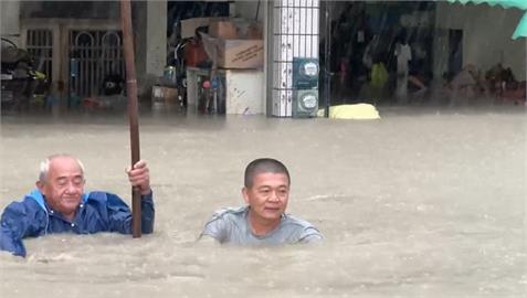 快新聞／颱風肆虐！台南也淹大水　2男撐竹竿、門口前游泳畫面曝光