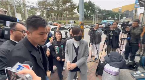 快新聞／高虹安「一身灰套裝」赴柯爸靈堂致哀！　張啓楷曝柯文哲父喪心境