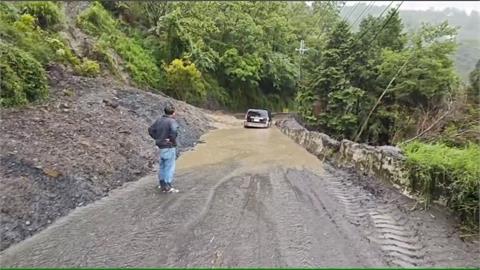 台中和平山區下大雨！　靈甫橋旁土石流汽車陷泥濘