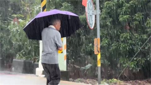 三地門山腳廣興社區　黃水溢出排水溝馬路變水道