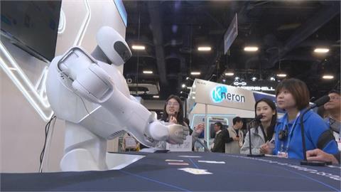 美國消費性電子展登場　機器人更靈活「能發牌能思考」