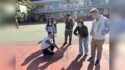 快新聞／頭份僑善國小球場破損嚴重　沈發惠邀集各單位現勘：持續向中央爭取經費