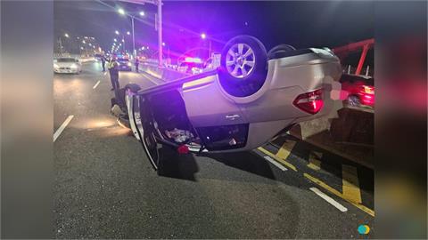 快新聞／新北男自撞分隔島後翻車　一查「駕照已註銷」下場慘了