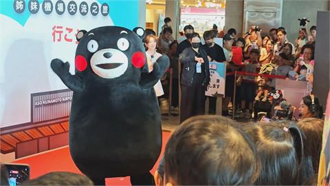 「熊本熊」現身桃機　萌熊魅力放送　旅客直呼：終於看到本尊