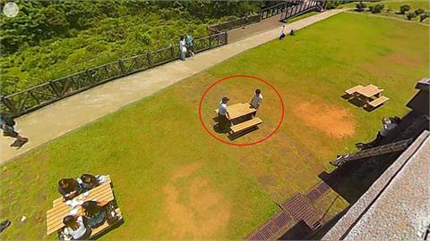 擎天崗「野戰地標」消失了！陽管處派人狠搬「激戰桌」網見畫面崩潰：景點被毀