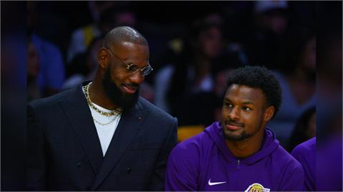 NBA(影)／詹皇父子檔最佳發球機！「鄉村曼巴」快攻空拋「皇子起飛」炸出本季首分