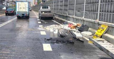 快新聞／台64線小貨車車斗突冒火　駕駛急停求助所幸無人傷亡