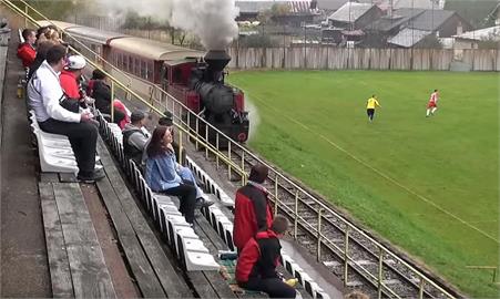 見過嗎？足球場內竟有「火車亂入」　斯洛伐克小鎮超吸睛