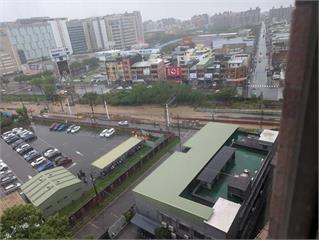 桃園傳積淹水災情 台鐵內壢至富岡站東、西雙線暫時停駛