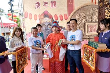 穿狀元服鑽轎底！桃園大廟景福宮成年禮300學子轉大人