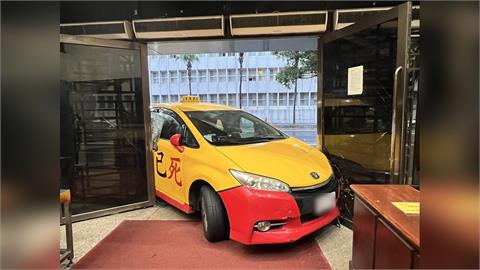 快新聞／北檢清晨遭小黃衝撞！運將不滿官司「印8字警語」駕車撞大門