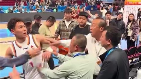 籃球(影)／輸了就這樣？中國CBA地主打不贏還擋「客隊感謝球迷」網怒：憑什麼攔