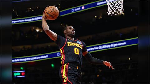 Kuminga在老鷹的首秀上演爆扣籃框。（圖／AP）