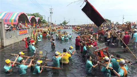 嘉義新塭「衝水路迎客王」　數百尊神明衝入水場面壯觀