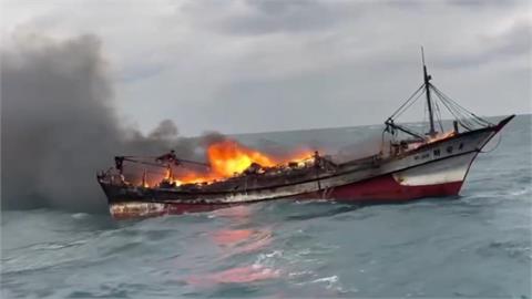 快新聞/十萬火急!基隆1漁船海上失火「8人跳海求生」 兒子漁船成功救援