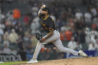 MLB(影)／球迷言行越過界了!　海盜救援投手氣到跳起來攻擊