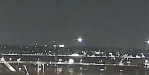 快新聞／美國客機於華府雷根國家機場「與黑鷹直升機相撞墜河」　所有航班暫停起降