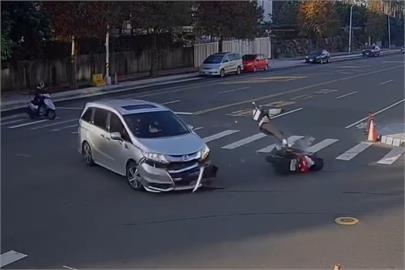 快新聞／機車搶快闖紅燈！　撞上左轉車輛「飛出10公尺」重摔送醫