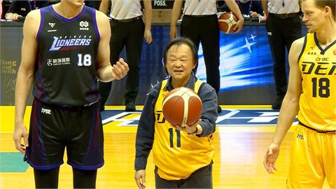 職籃新賽季開打！　球團邀"金句王"王世堅開球　全場嗨到爆