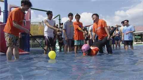 《綜藝大集合》綜藝天王胡瓜腳被籃籃抬起用手走路挑戰「水中版天堂路」！臉朝下泡水超爆笑