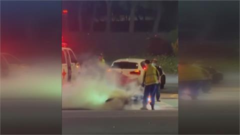 鬼切釀禍！女駕駛違規快車道右轉　撞直行騎士釀機車起火