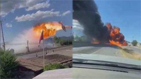 機翼撞電線桿分離！智利飛機空中爆炸墜毀公路　小客車衰被撞4人死傷