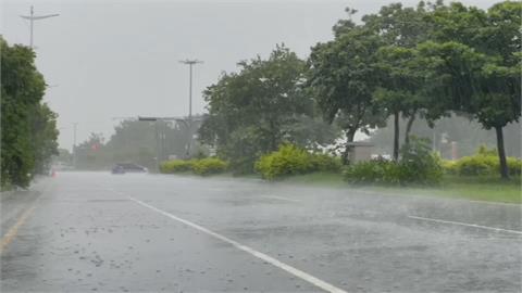 暴雨狂炸！嘉義市交流道積水　大林慈濟醫院旁涵洞一半被淹沒