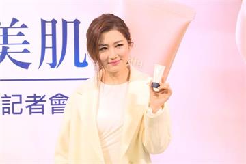 連續三年都是代言人！Selina分享過年妝感